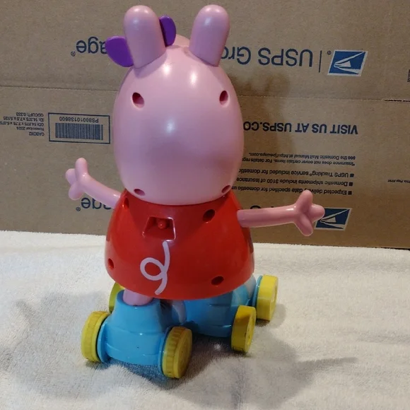 Hasbro Charming Adorable Disco Peppa Pig Talking And roller Skating Doll - Picture 2 of 3